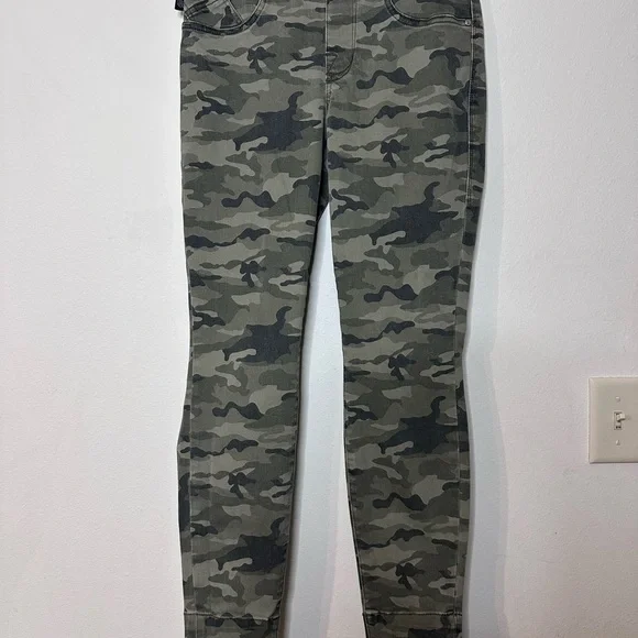 Rock & Republic Camo Jeans - Picture 1 of 4